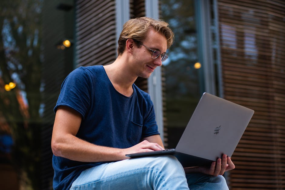 Freelancer lucrând de la o cafenea