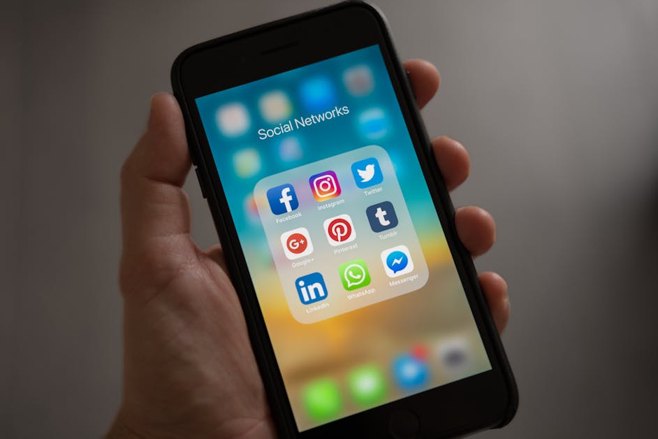 Ecran de telefon cu LinkedIn