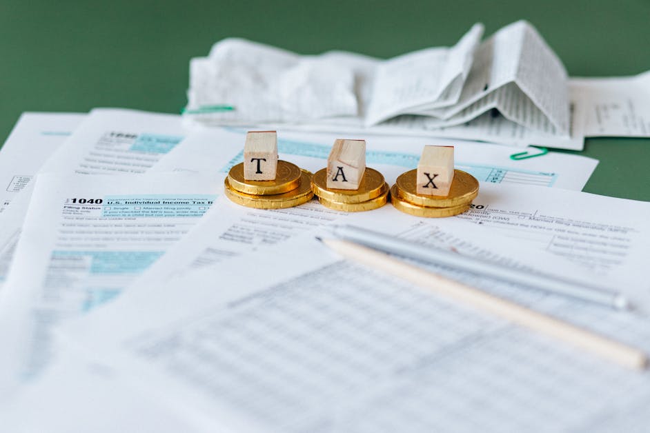Calculator și documente salariale pe birou